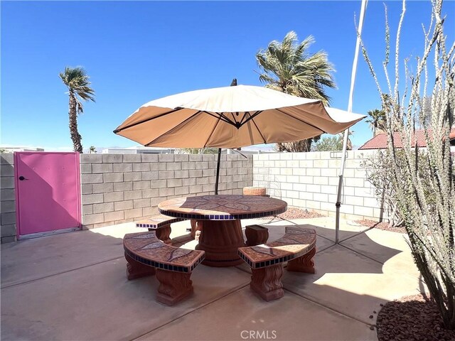 445 E San Rafael Dr, Palm Springs, CA 92262 - view of patio featuring outdoor dining area and a fenced backyard