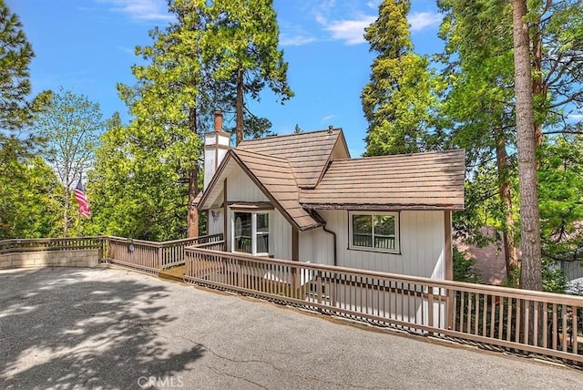 145 Cumberland Dr, Lake Arrowhead, CA 92352 - view of front of home with a chimney