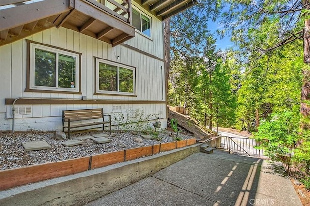 145 Cumberland Dr, Lake Arrowhead, CA 92352 - view of side of property with a patio