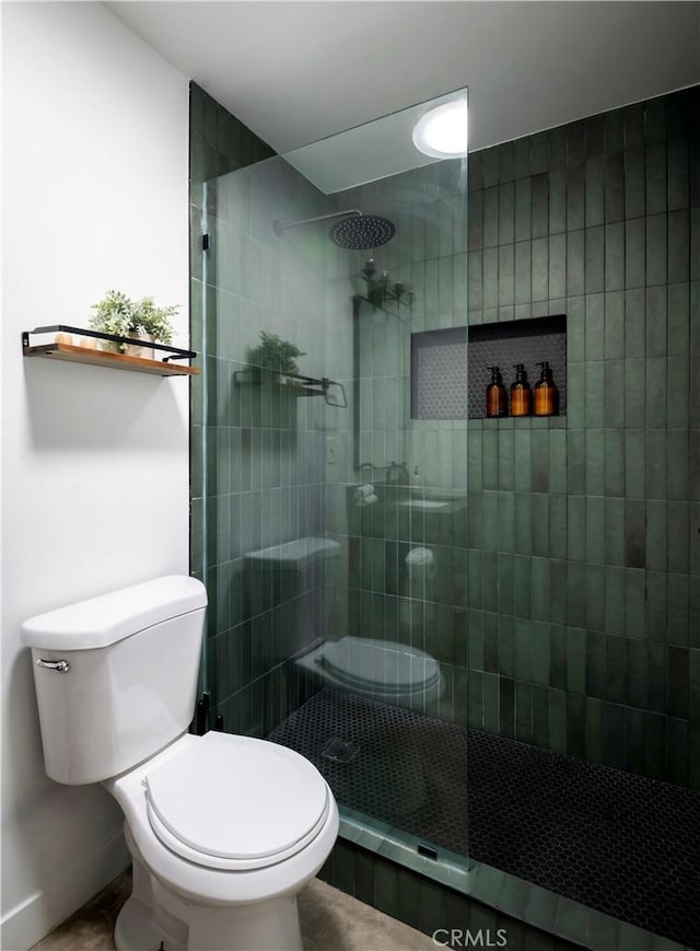 60515 Alta Loma Dr, Joshua Tree, CA 92252 - bathroom featuring toilet, a walk in shower, and baseboards
