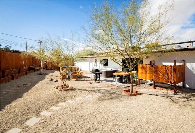 60515 Alta Loma Dr, Joshua Tree, CA 92252 - fenced backyard with a patio area and outdoor lounge area