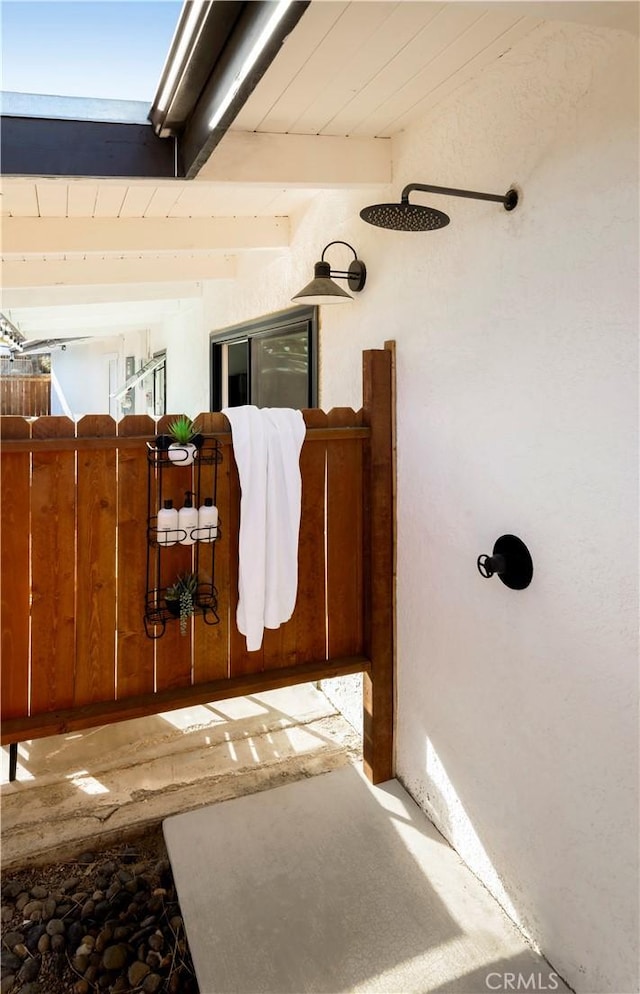 60515 Alta Loma Dr, Joshua Tree, CA 92252 - bathroom featuring beam ceiling