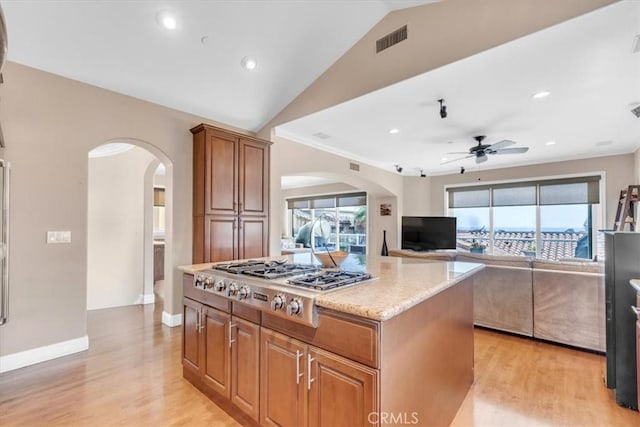 723 N Lucia Ave Unit A, Redondo Beach, CA 90277 - kitchen featuring arched walkways, stainless steel gas cooktop, ceiling fan, light wood-style floors, and recessed lighting