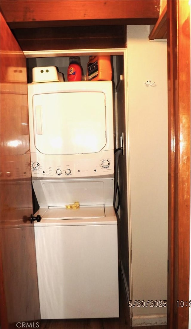 33020 Arrowbear, Running Springs, CA 92382 - laundry room featuring stacked washing machine and dryer