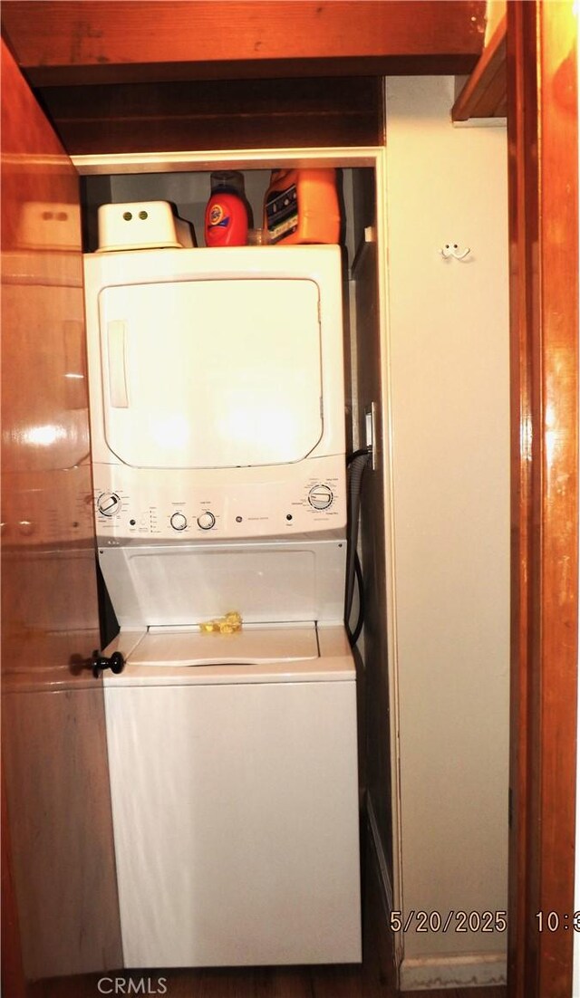 33020 Arrowbear, Running Springs, CA 92382 - washroom featuring stacked washer and clothes dryer