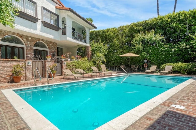 2311 Roscomare Rd Unit 16, Los Angeles, CA 90077 - community pool with a patio area