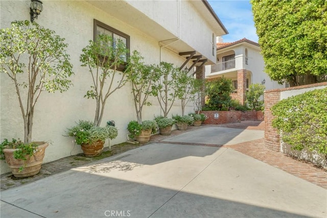 2311 Roscomare Rd Unit 16, Los Angeles, CA 90077 - view of side of home featuring stucco siding and a patio