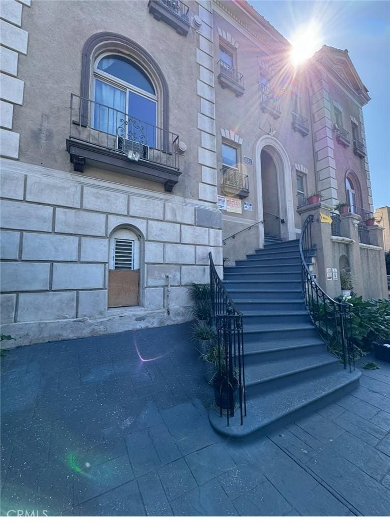 502 S Westlake Ave, Los Angeles, CA 90057 - doorway to property with stone siding