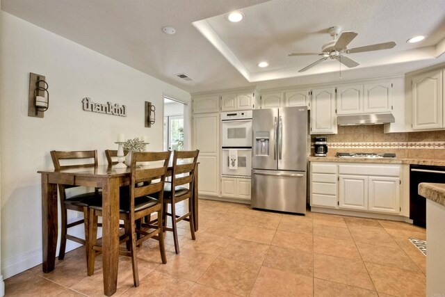 3749 Sarah Ann Dr, Fallbrook, CA 92028 - kitchen with appliances with stainless steel finishes, under cabinet range hood, tasteful backsplash, ceiling fan, and recessed lighting