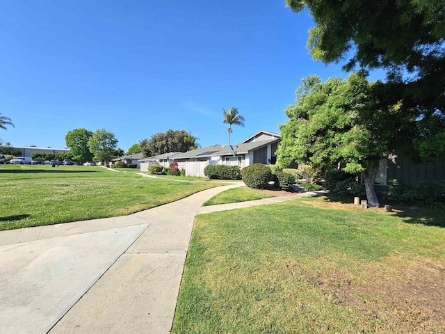 view of grassy yard featuring a residential view