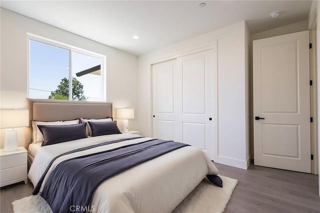 1890 Arrowhead Dr, Paradise, CA 95969 - bedroom featuring wood finished floors, a closet, recessed lighting, and baseboards
