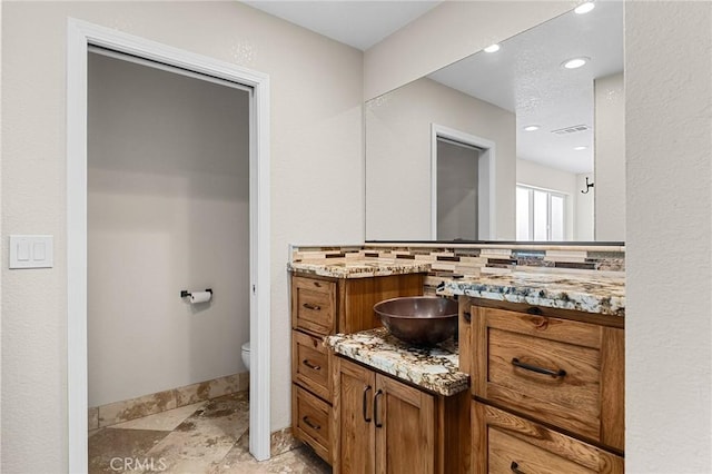 201 Valley View Dr, Oroville, CA 95966 - bathroom featuring vanity, toilet, recessed lighting, and baseboards