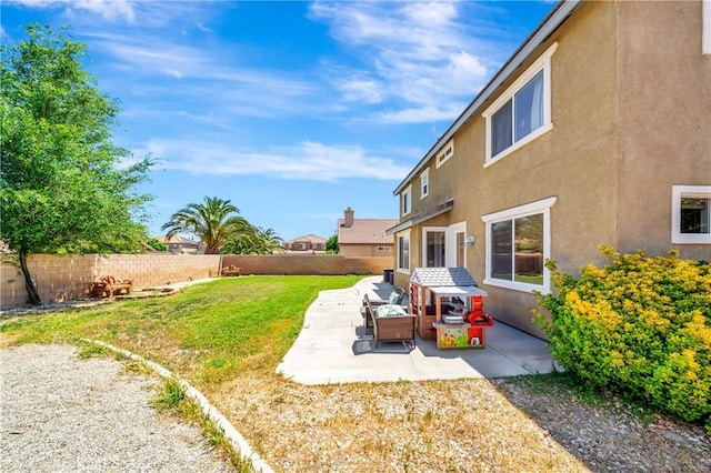 view of yard featuring a patio area