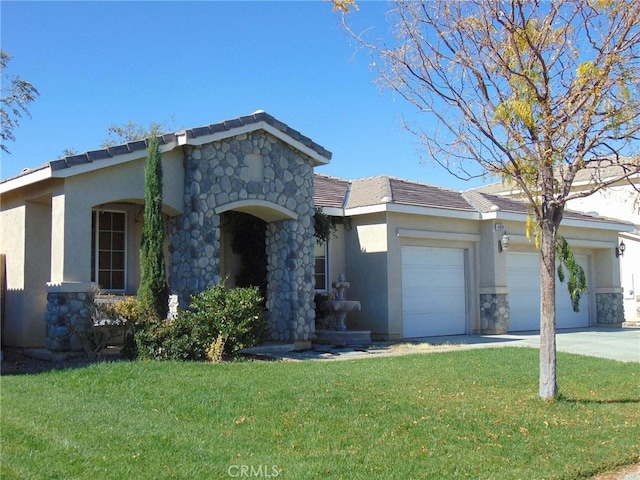 view of front facade with stucco siding, a garage, a front yard, and stone siding