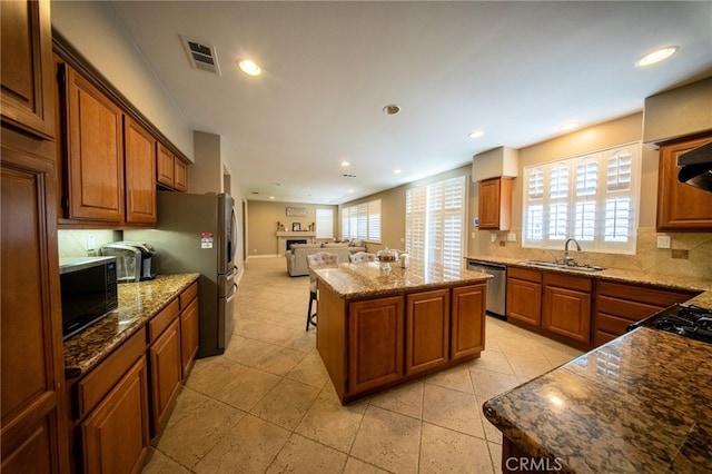 35197 Hogan Dr, Beaumont, CA 92223 - kitchen with a sink, a center island, decorative backsplash, dishwasher, and open floor plan