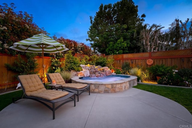 1850 Willowhaven Rd, Encinitas, CA 92024 - fenced backyard with a jacuzzi and a patio area