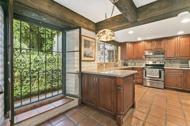 6036 Rainbow Heights Rd, Fallbrook, CA 92028 - kitchen with stainless steel electric stove, decorative backsplash, under cabinet range hood, brown cabinets, and a peninsula
