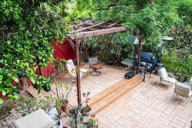 22460 Venido Rd, Woodland Hills, CA 91364 - fenced backyard featuring a patio area