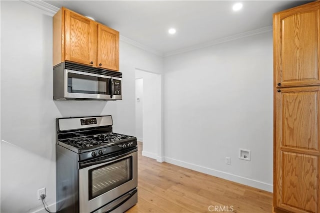 kitchen with appliances with stainless steel finishes, light wood-style flooring, ornamental molding, recessed lighting, and baseboards