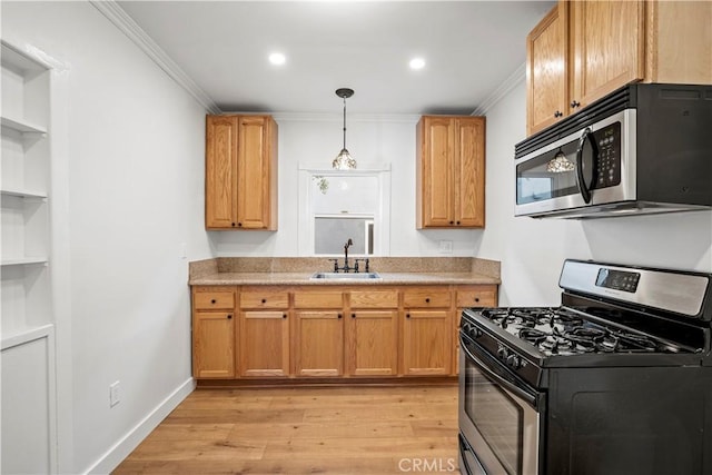 kitchen featuring stainless steel appliances, a sink, crown molding, light wood-style flooring, and open shelves