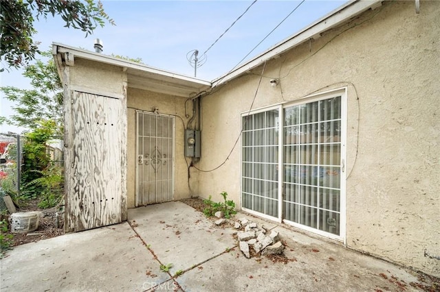 1009 E Peck St, Compton, CA 90221 - entrance to property featuring stucco siding, a patio area, and fence