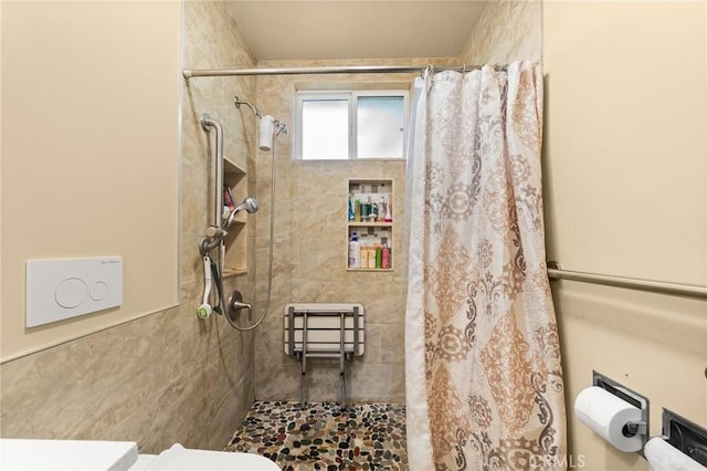 1009 E Peck St, Compton, CA 90221 - full bathroom featuring tiled shower and toilet