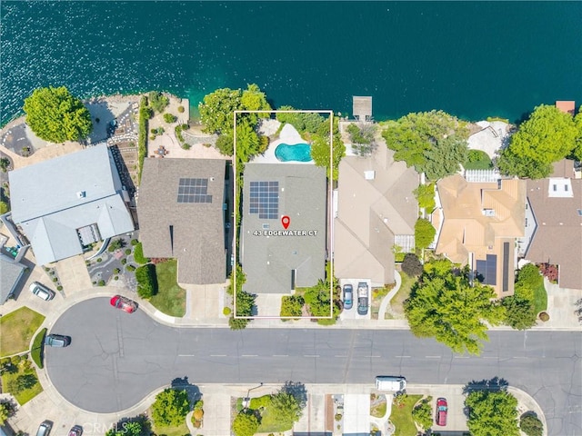 43 Edgewater Ct, Chico, CA 95928 - aerial view of residential area featuring property boundaries highlighted and a pool area