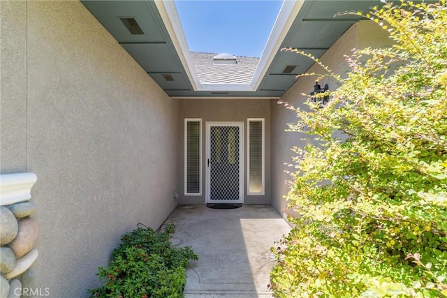 43 Edgewater Ct, Chico, CA 95928 - entrance to property featuring stucco siding