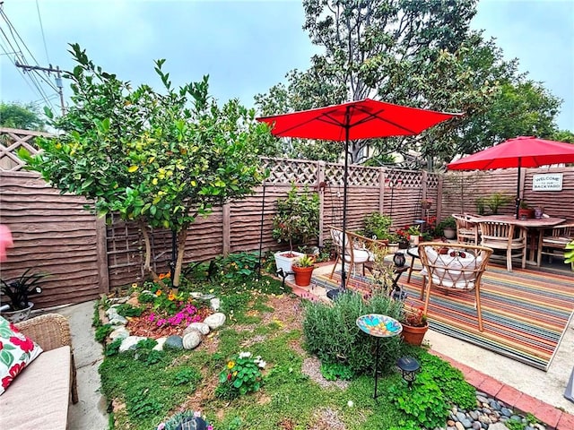4909 New Castle Ln Unit A, Covina, CA 91724 - fenced backyard with outdoor dining space