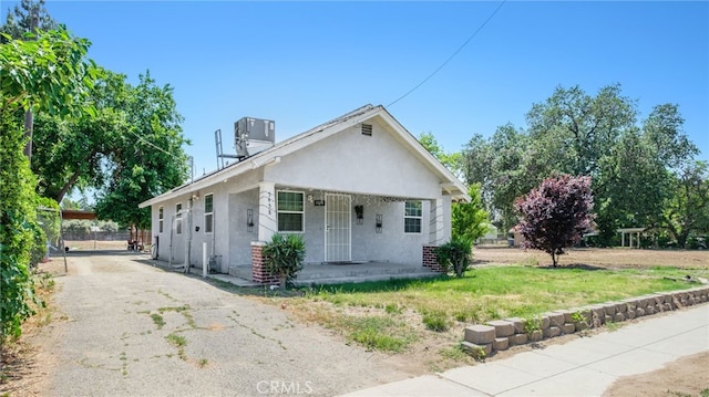 5458 E Tulare St, Fresno, CA 93727 - bungalow-style home featuring stucco siding, a porch, central AC, and a front yard