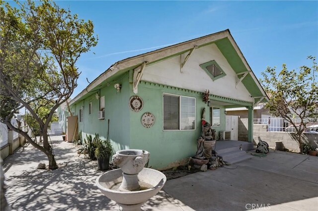 1550 E Sandison St, Wilmington, CA 90744 - view of front facade featuring stucco siding and a patio area