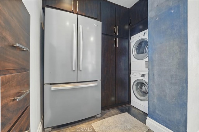 140 Linden Ave Unit 615, Long Beach, CA 90802 - laundry area with stacked washer / dryer