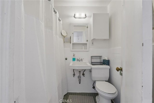 140 Linden Ave Unit 615, Long Beach, CA 90802 - full bath featuring tile patterned floors, toilet, a sink, and tile walls