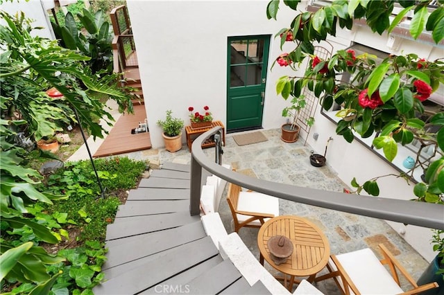 645 Griffith Way, Laguna Beach, CA 92651 - entrance to property with stucco siding