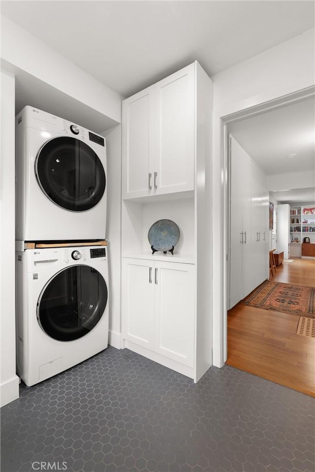 645 Griffith Way, Laguna Beach, CA 92651 - laundry area with stacked washer and clothes dryer