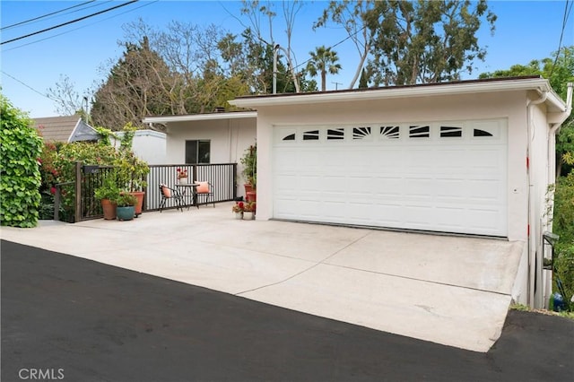 645 Griffith Way, Laguna Beach, CA 92651 - garage featuring concrete driveway