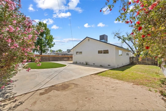 1935 N Mayfair Dr, Hanford, CA 93230 - back of property with a patio and crawl space