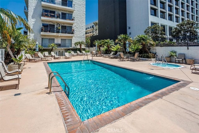 1115 S Elm Dr Unit 510, Los Angeles, CA 90035 - community pool with a patio area and a community hot tub