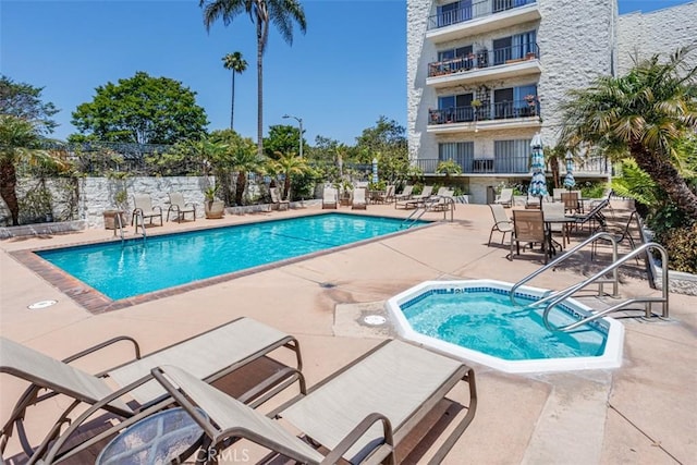 1115 S Elm Dr Unit 510, Los Angeles, CA 90035 - community pool featuring a community hot tub and a patio area