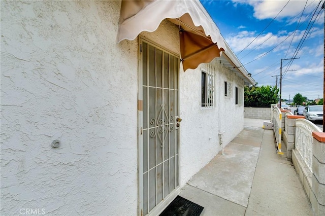 property entrance featuring stucco siding