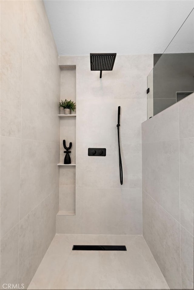11 Bayside, Irvine, CA 92614 - full bathroom with tiled shower