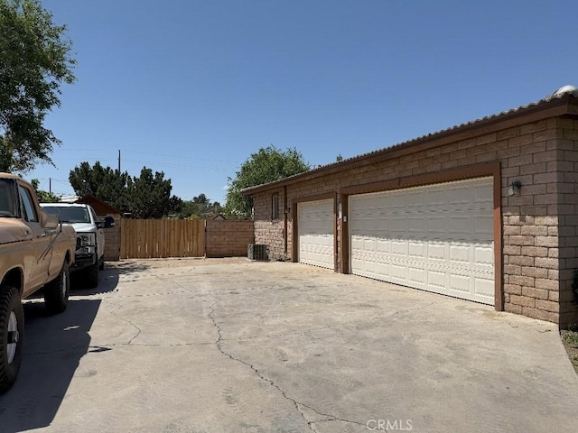 17857 Main St, Hesperia, CA 92345 - view of garage