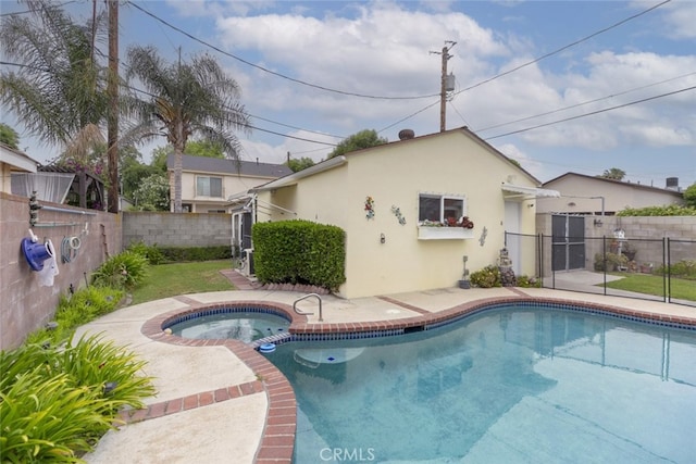 835 N Lincoln St, Burbank, CA 91506 - view of pool with a fenced backyard and a pool with connected hot tub