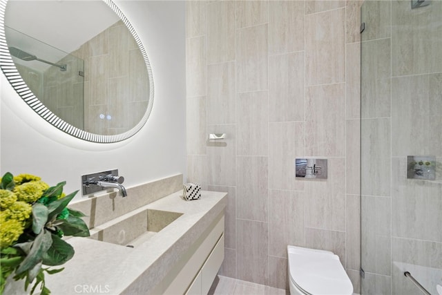 1318 Outrigger Dr, Corona Del Mar, CA 92625 - bathroom featuring a tile shower, toilet, vanity, and tile walls