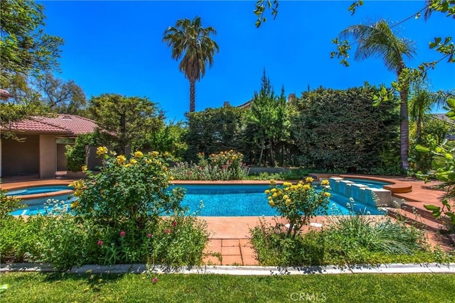 34879 Olive Tree Ln, Yucaipa, CA 92399 - view of swimming pool featuring a pool with connected hot tub