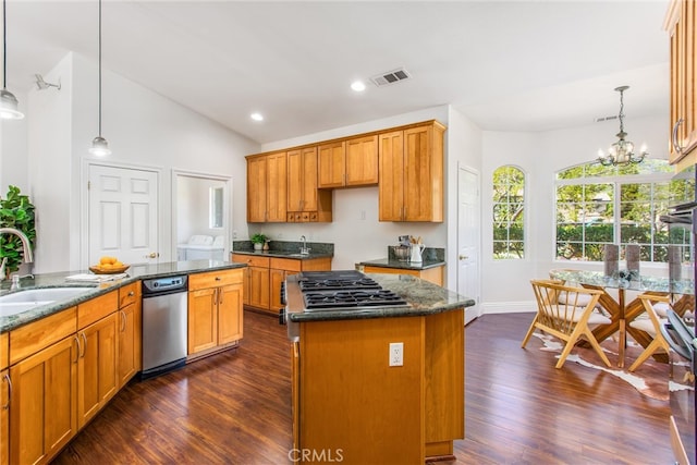 34879 Olive Tree Ln, Yucaipa, CA 92399 - kitchen with washer and dryer, dark wood-type flooring, a sink, vaulted ceiling, and dark stone counters
