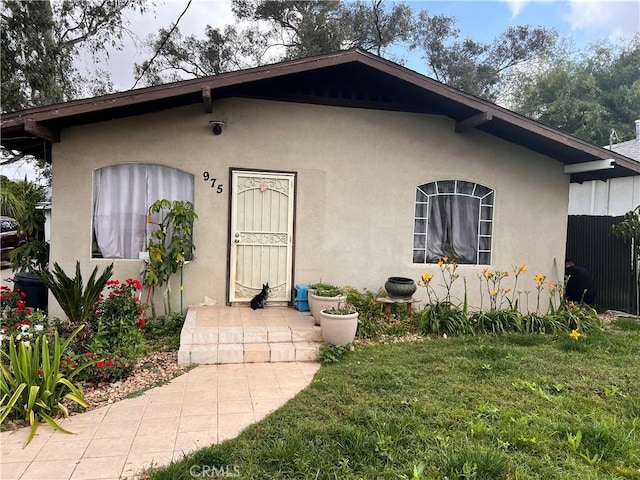 975 E Citrus St, Riverside, CA 92507 - view of front of home featuring a front yard and stucco siding