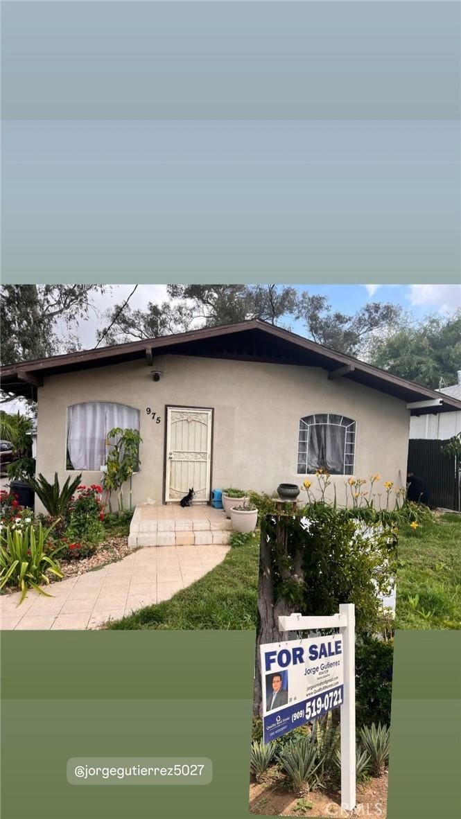 975 E Citrus St, Riverside, CA 92507 - view of front facade featuring stucco siding