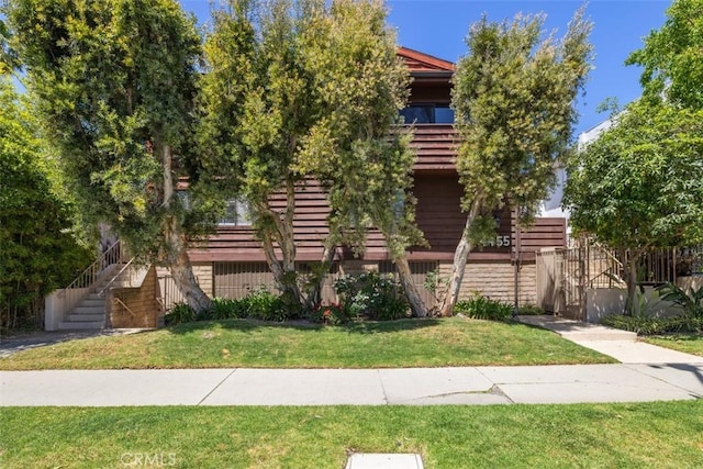 4455 Fulton Ave Unit 2, Sherman Oaks, CA 91423 - view of front facade with stairway and a front yard
