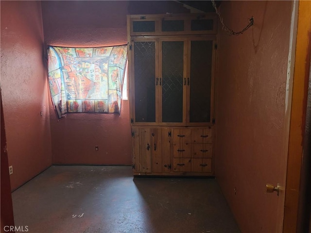 29348 123rd St E, Pearblossom, CA 93553 - spare room with concrete floors and a textured wall